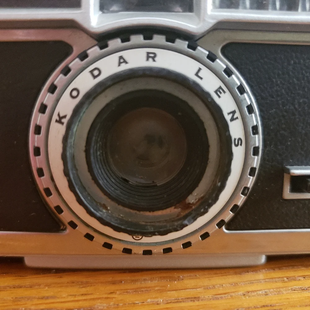 Vintage Kodak Instamatic 404 Film Camera - PRESUMED NOT WORKING AS-IS DECOR ONLY
